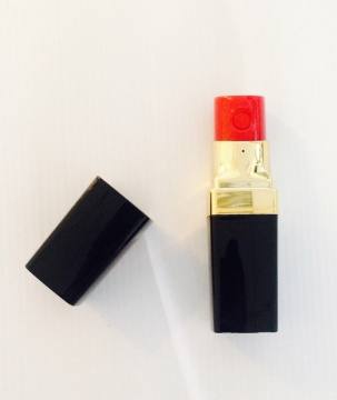 HOT LIPS - Powerbank w kształcie szminki