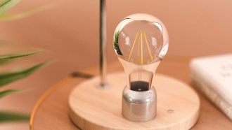 Levitating lamp - Lamp with levitating bulb