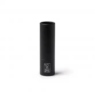 Riba - Balsam do ust w etui wykonanym z kartonu pochodzącego z recyklingu. • Riba - Balsam do ust w etui wykonanym z kartonu pochodzącego z recyklingu.