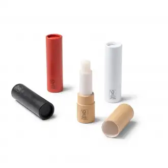 Riba - Balsam do ust w etui wykonanym z kartonu pochodzącego z recyklingu. • Riba - Balsam do ust w etui wykonanym z kartonu pochodzącego z recyklingu.