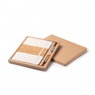 Beret - Notebook and pen, packaged in a kraft cardboard case. 