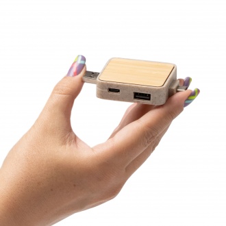 Cluni - A compact USB port made of bamboo and wheat fiber.
