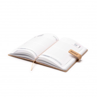 Vasir - A5 format calendar with cork and magnetic cover.