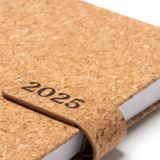 Vasir - A5 format calendar with cork and magnetic cover.