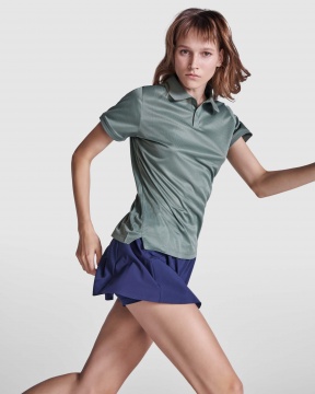 TORMO WOMAN - Women's technical polo shirt with short sleeves and snap buttons. Recycled polyester, 125 gsm.