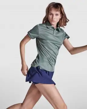 TORMO WOMAN - Women's technical polo shirt with short sleeves and snap buttons. Recycled polyester, 125 gsm.