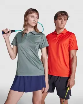 TORMO WOMAN - Women's technical polo shirt with short sleeves and snap buttons. Recycled polyester, 125 gsm.