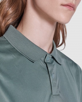 TORMO WOMAN - Women's technical polo shirt with short sleeves and snap buttons. Recycled polyester, 125 gsm.