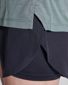 TORMO WOMAN - Women's technical polo shirt with short sleeves and snap buttons. Recycled polyester, 125 gsm.