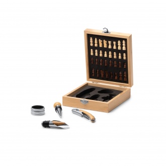 FRESNO - Wine set with chess set