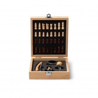 FRESNO - Wine set with chess set